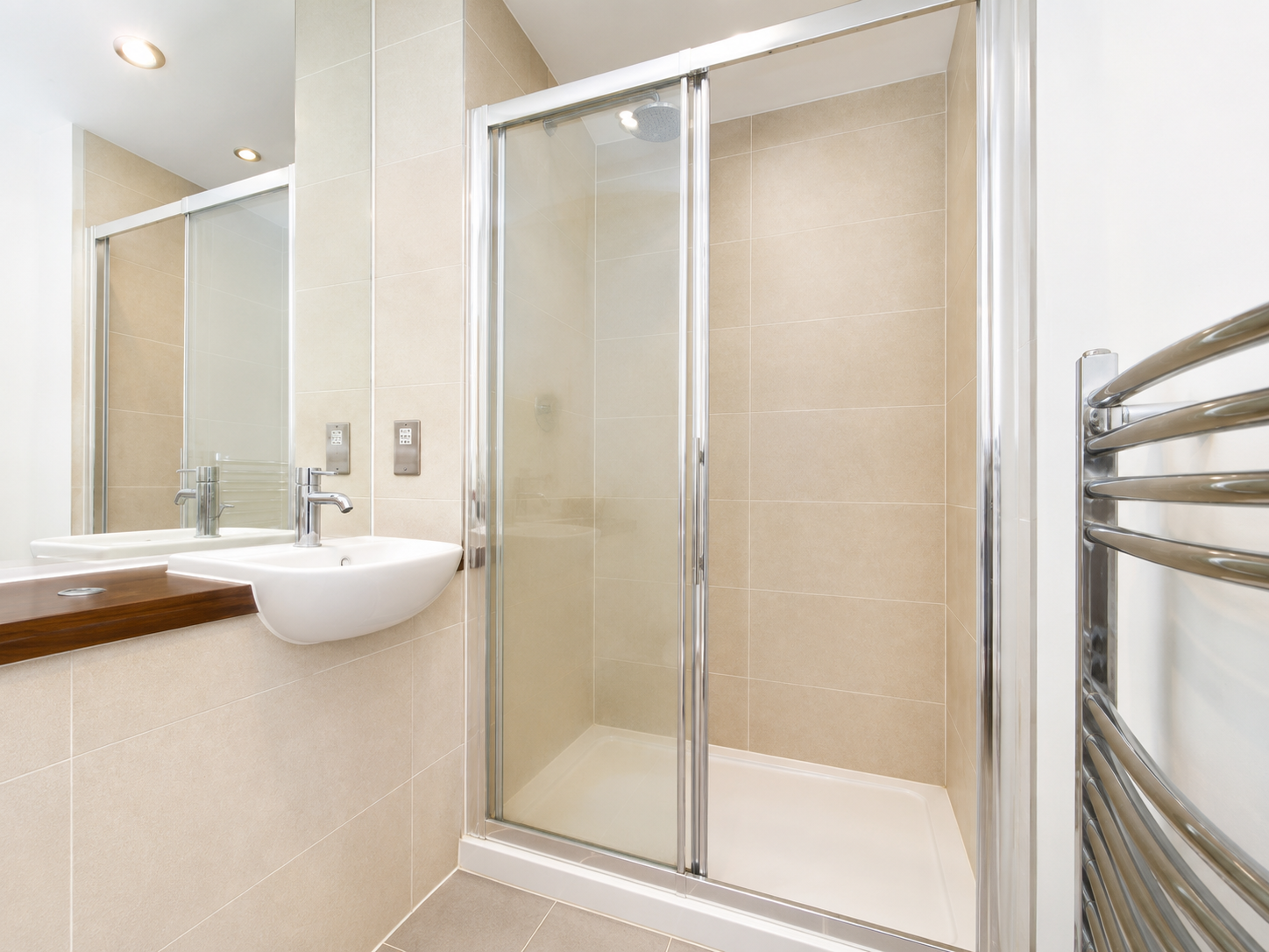 Flat Crawshay Road in Greater London