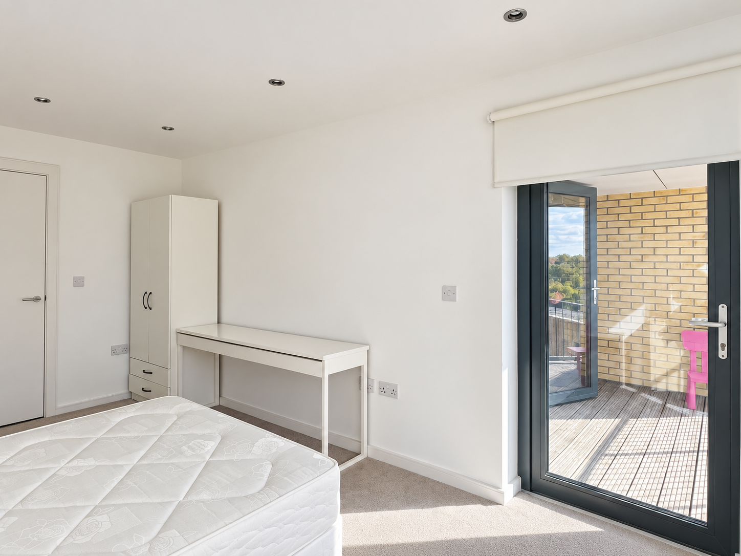 Flat Crawshay Road in Greater London