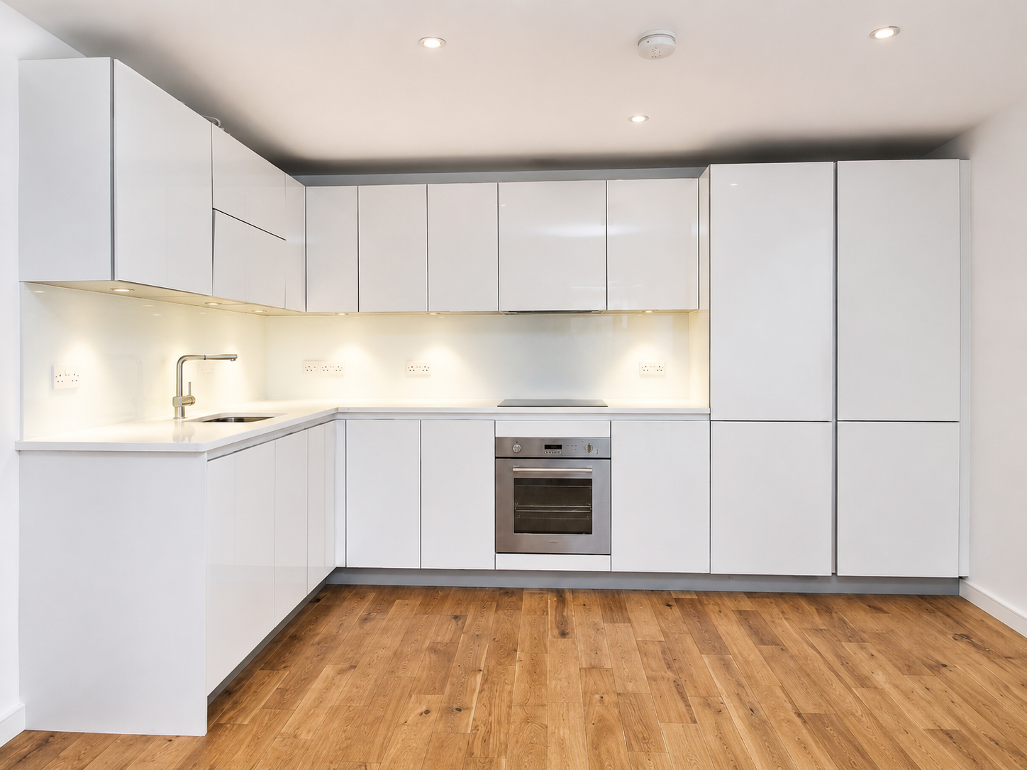 Flat Crawshay Road in Greater London