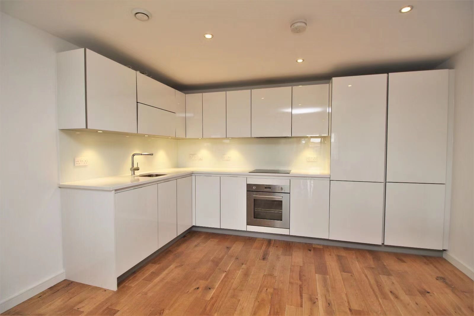 Flat Crawshay Road in Greater London