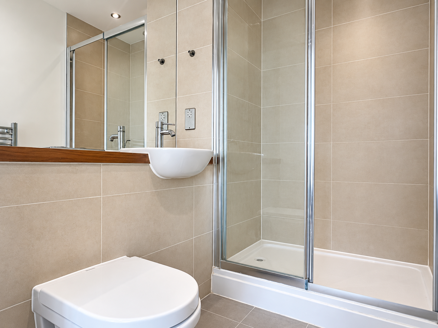 Flat Crawshay Road in Greater London