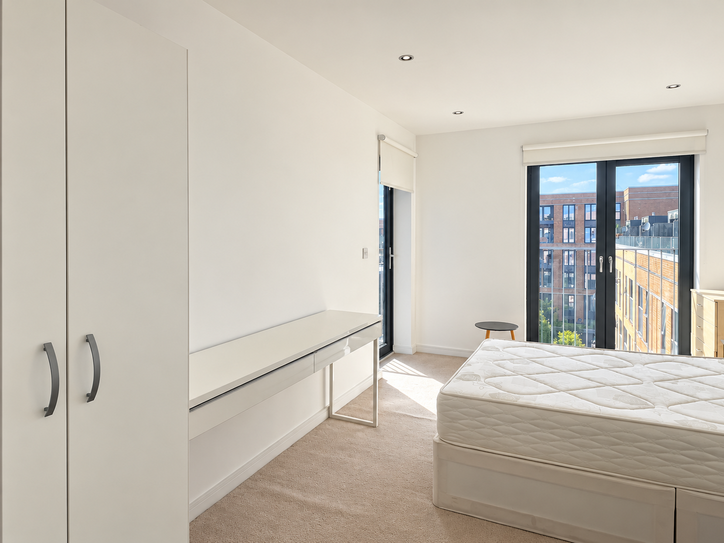 Flat Crawshay Road in Greater London