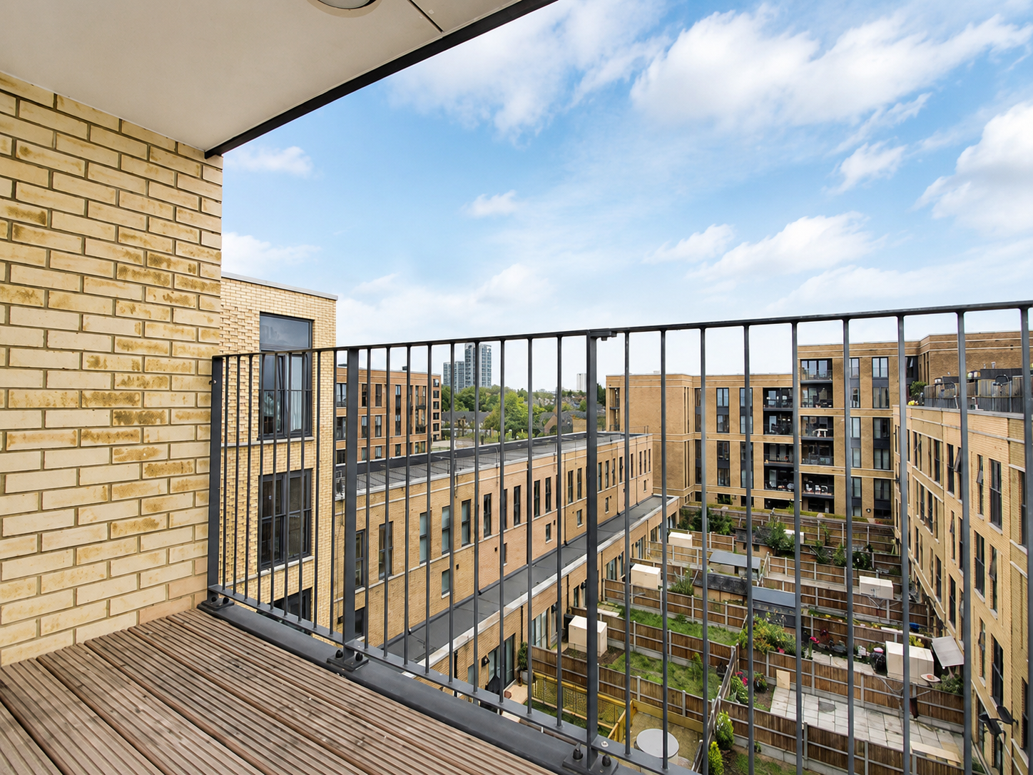 Flat Crawshay Road in Greater London