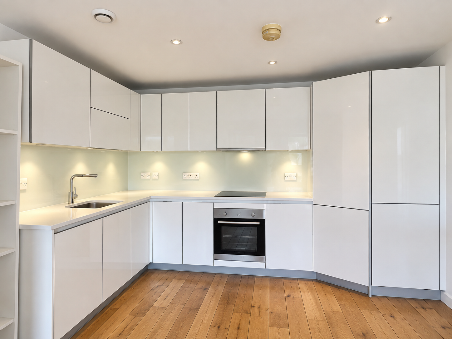 Flat Crawshay Road in Greater London