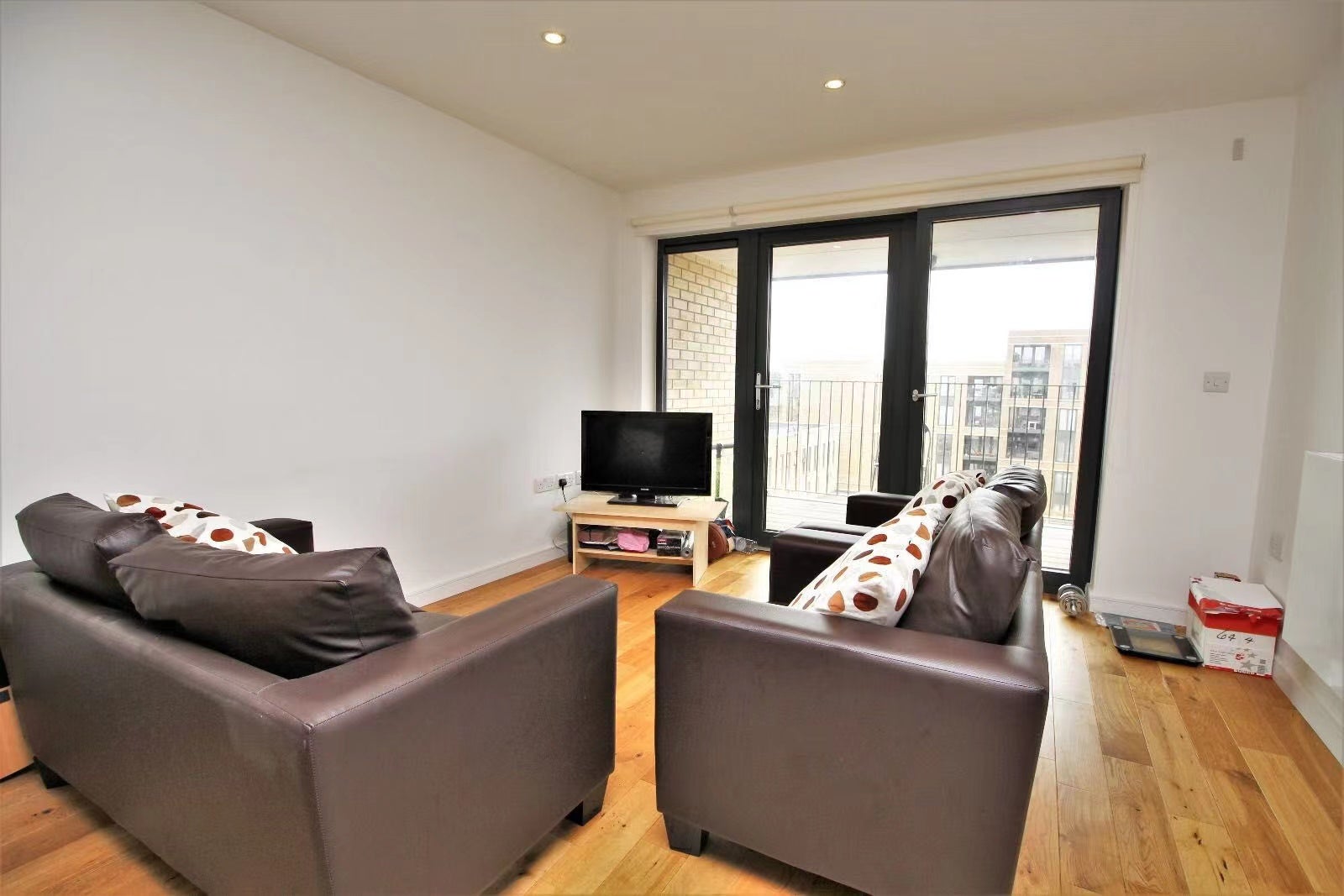 Flat Crawshay Road in Greater London