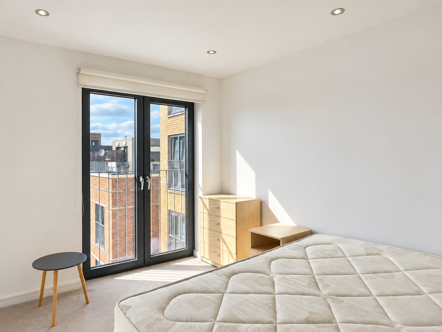 Flat Crawshay Road in Greater London
