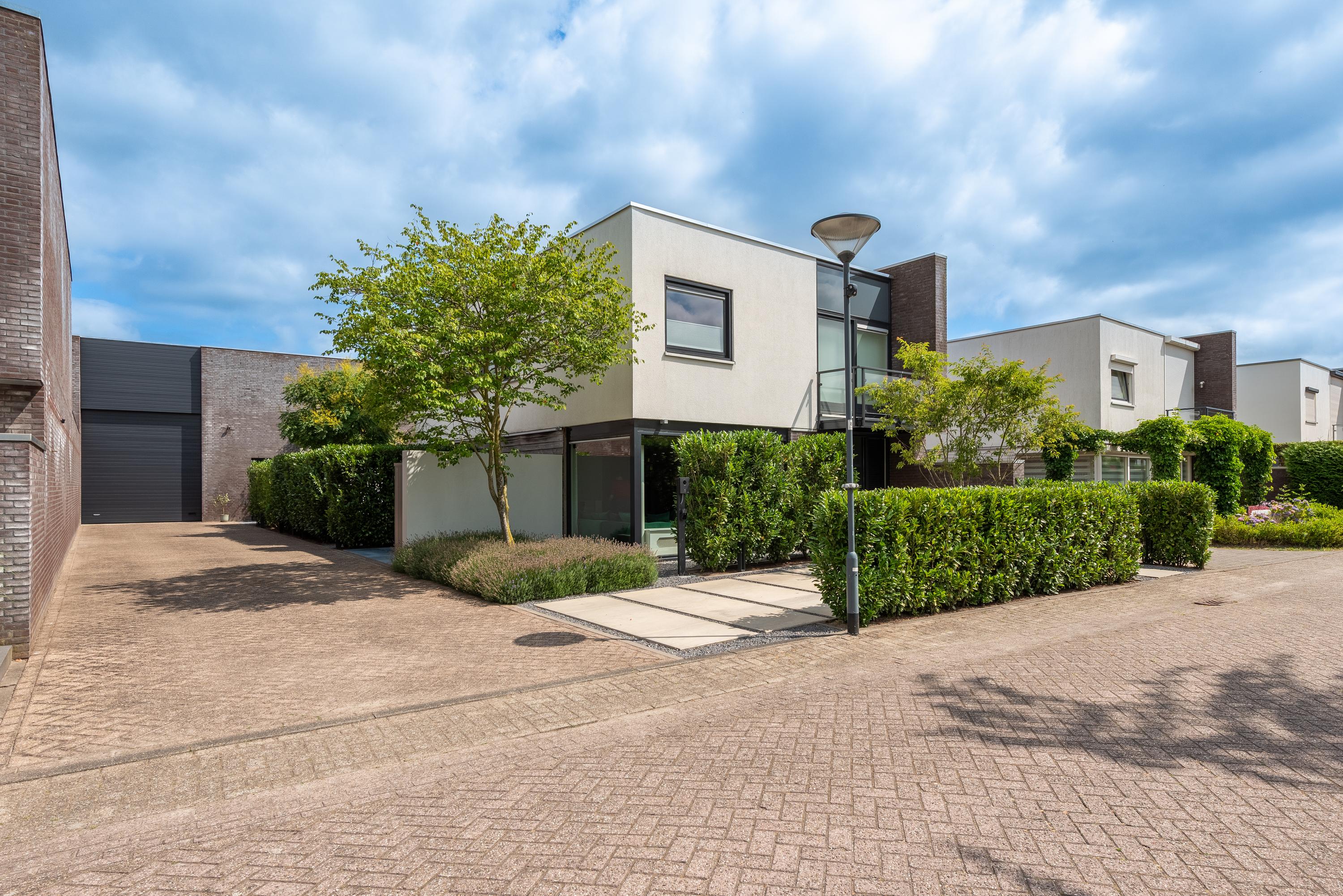Huis Hof Bruheze 402 in Helmond