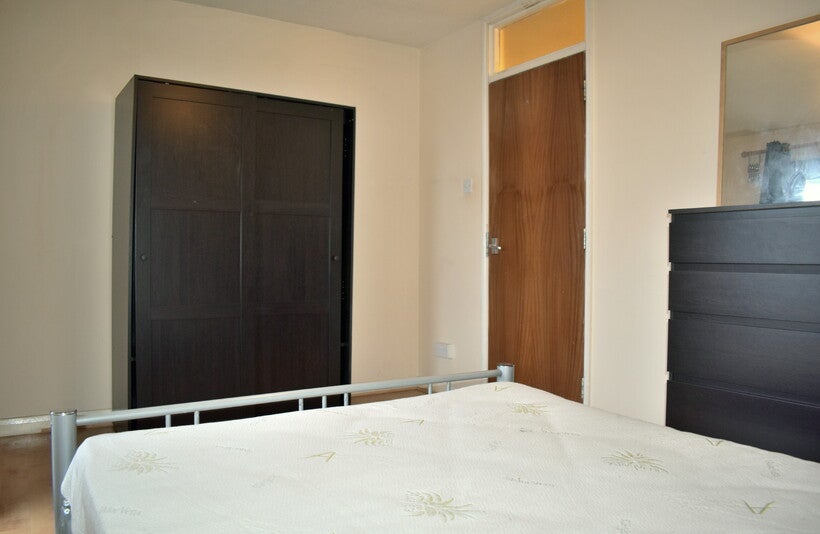 Flat Lewisham Way in Greater London