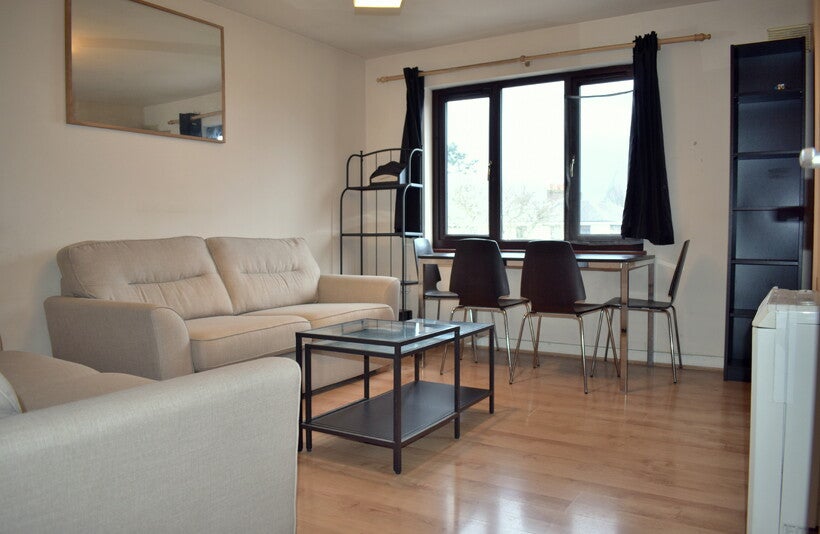 Flat Lewisham Way in Greater London