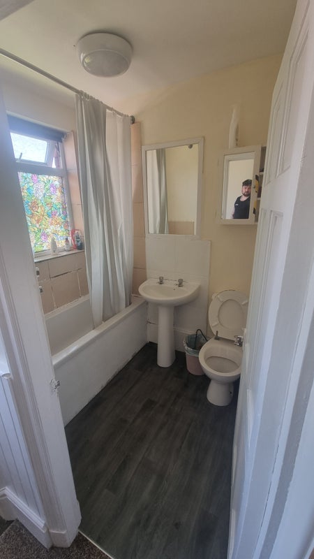 Room Athlone Avenue in Bury