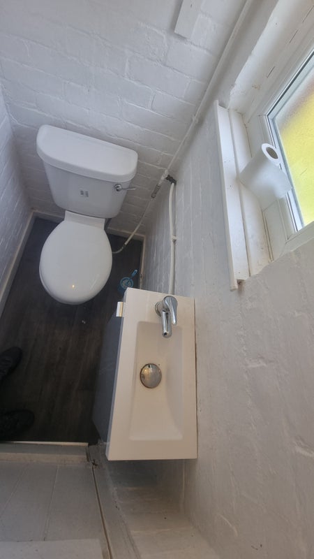 Room Athlone Avenue in Bury