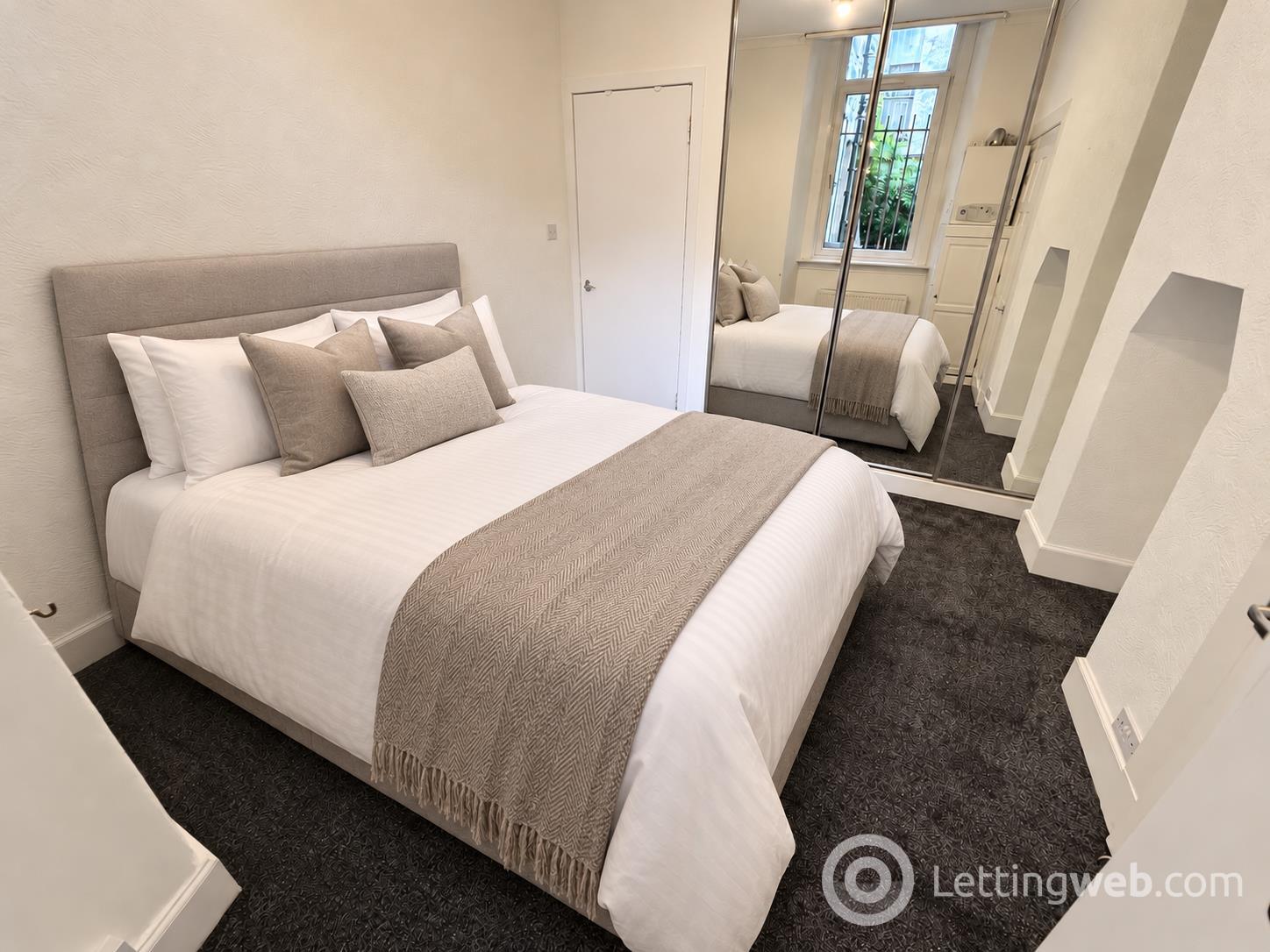 Flat Pirrie Street in Edinburgh
