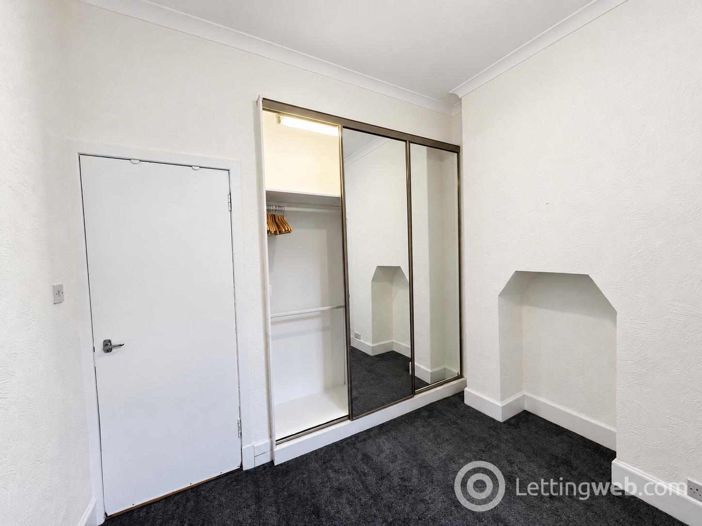 Flat Pirrie Street in Edinburgh