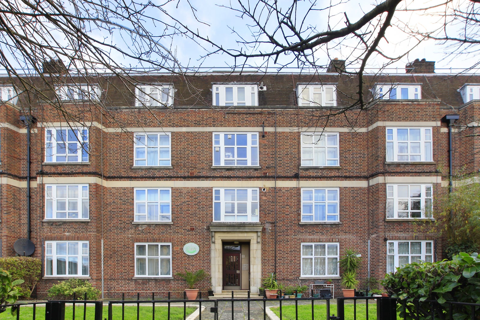 Flat Fairfield Drive in Greater London