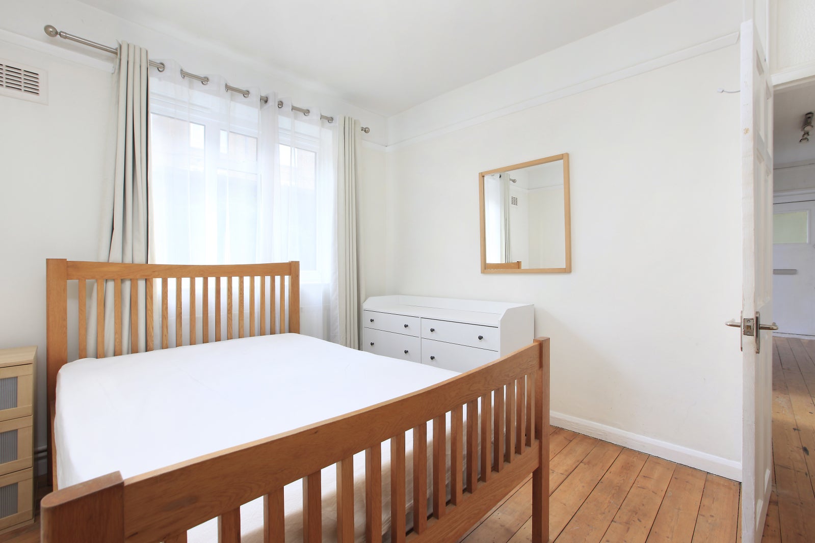 Flat Fairfield Drive in Greater London