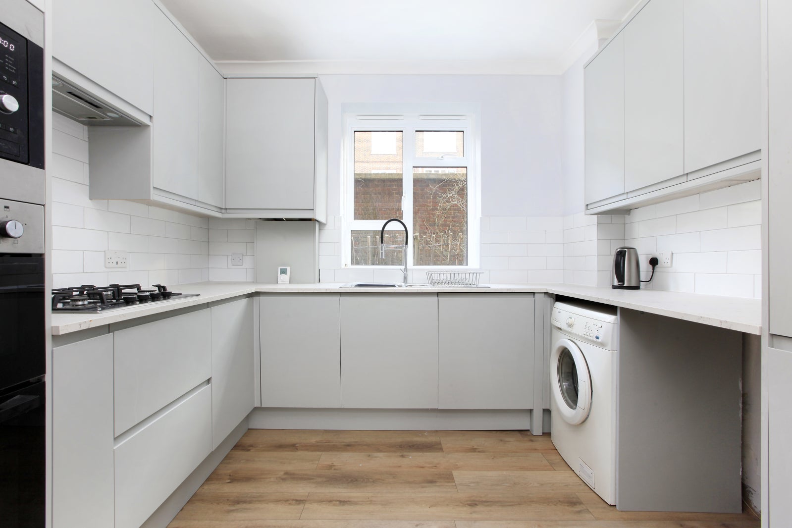 Flat Fairfield Drive in Greater London