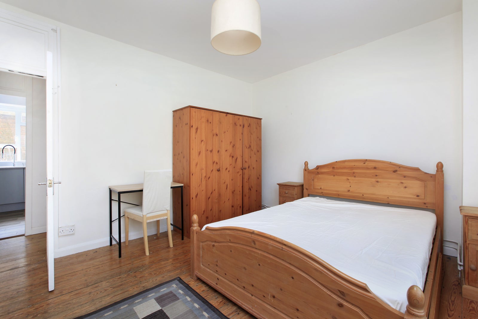 Flat Fairfield Drive in Greater London