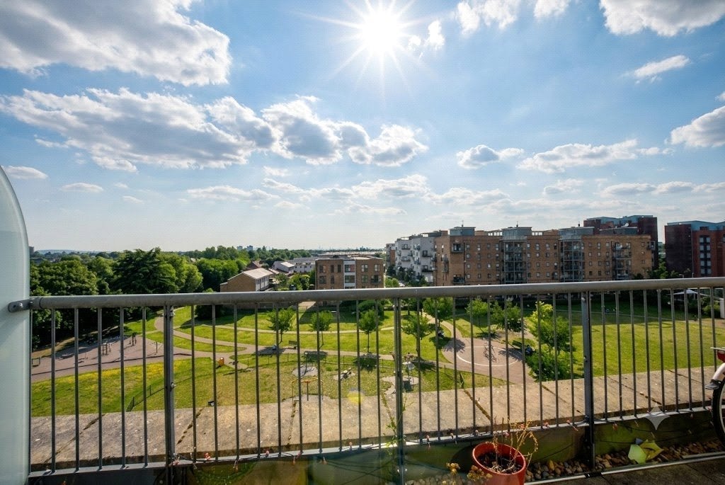 Flat Maxwell Road in Greater London