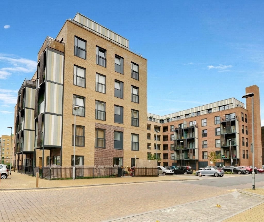 Flat Maxwell Road in Greater London