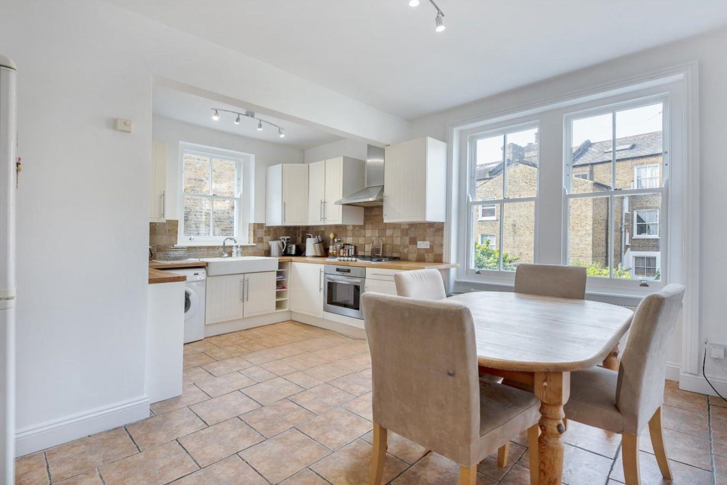 Flat Cato Road in Greater London