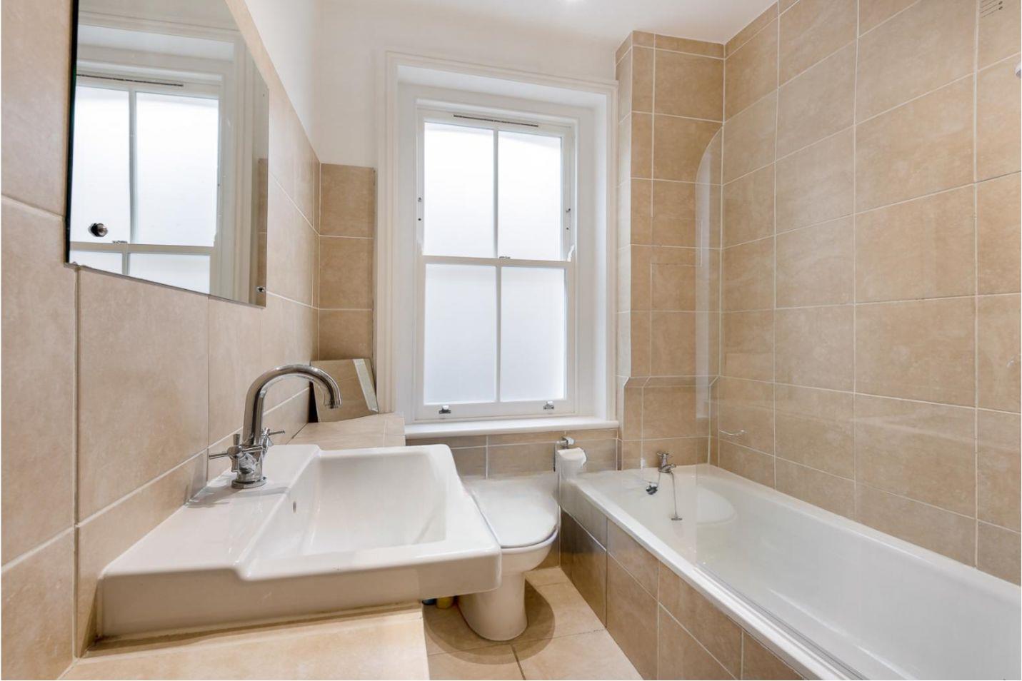 Flat Cato Road in Greater London