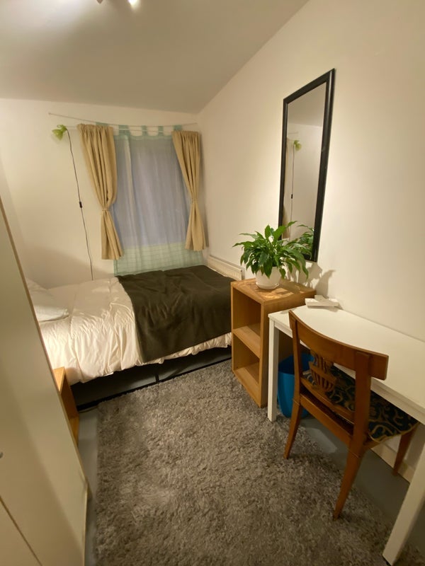 Room Burdett Street in Greater London