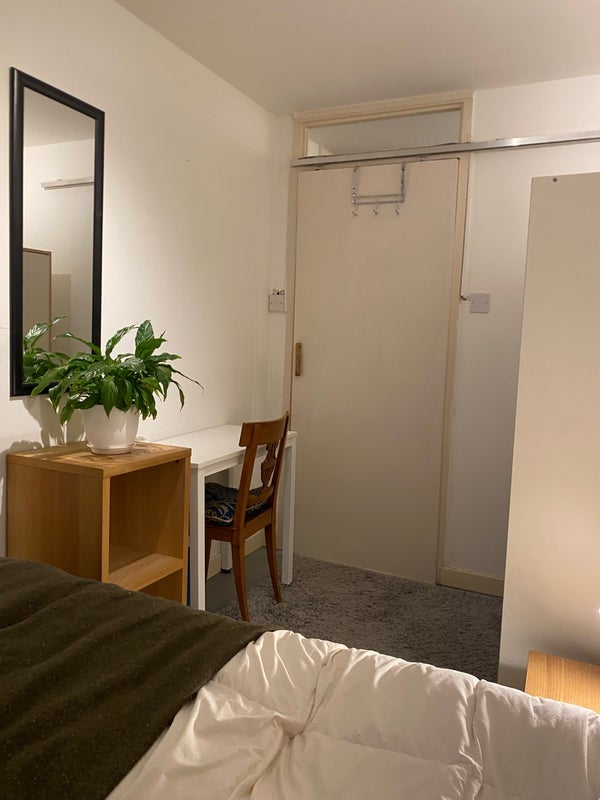 Room Burdett Street in Greater London