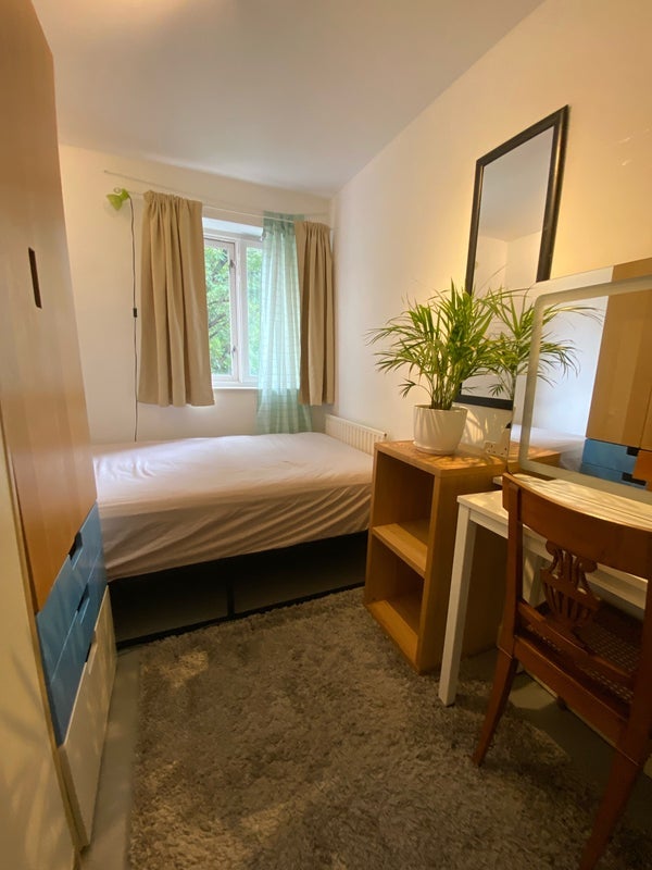 Room Burdett Street in Greater London