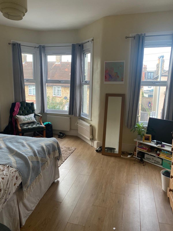 Room Selkirk Road in Greater London