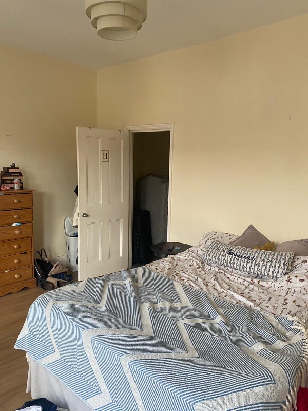 Room Selkirk Road in Greater London