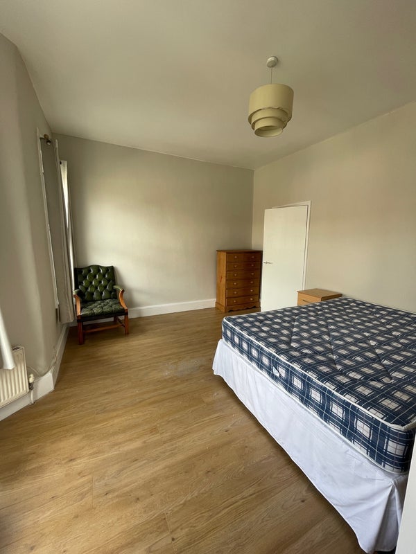 Room Selkirk Road in Greater London