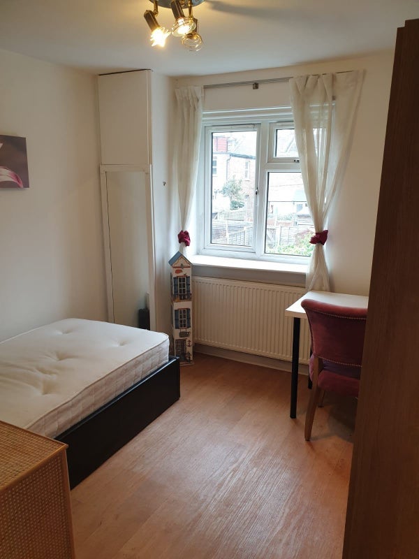 Room Darwin Road in Greater London