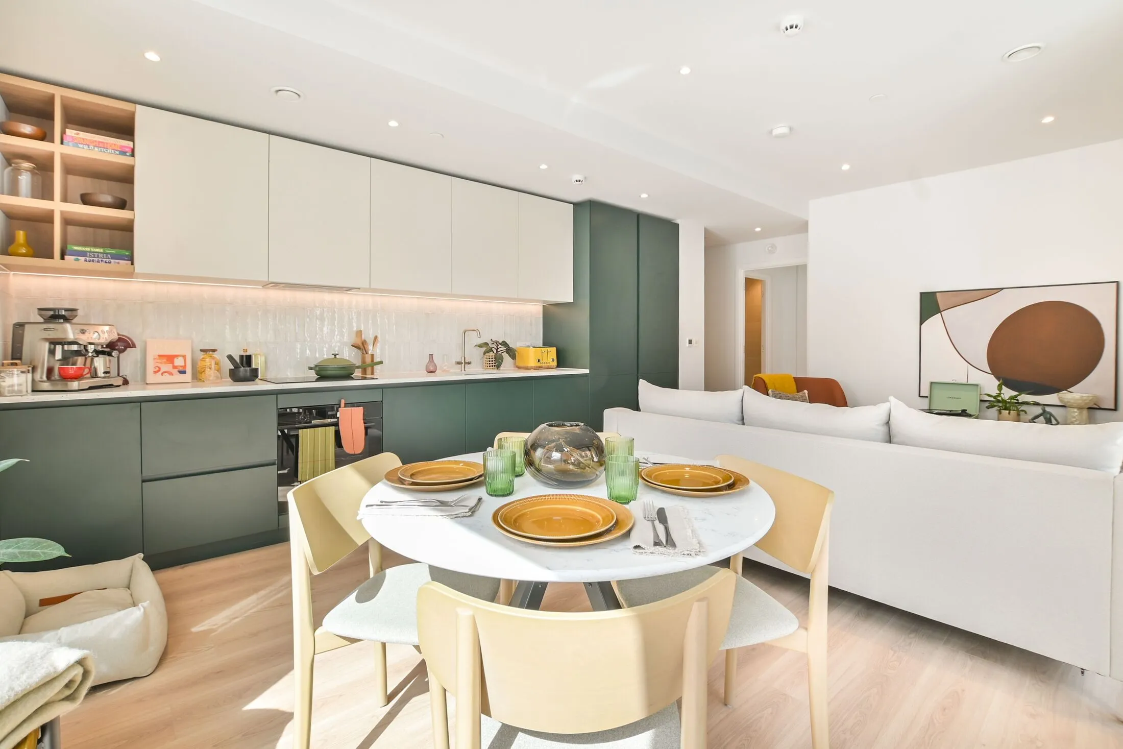 Flat Parkview Avenue in Greater London