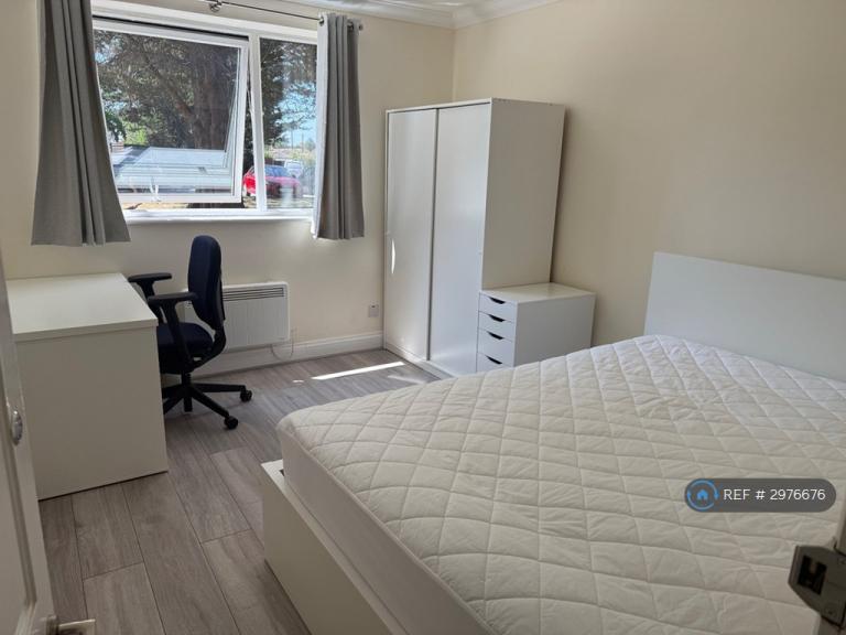 Room Staines Road West in Borough of Spelthorne
