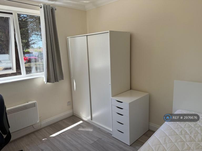 Room Staines Road West in Borough of Spelthorne