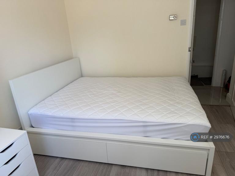 Room Staines Road West in Borough of Spelthorne