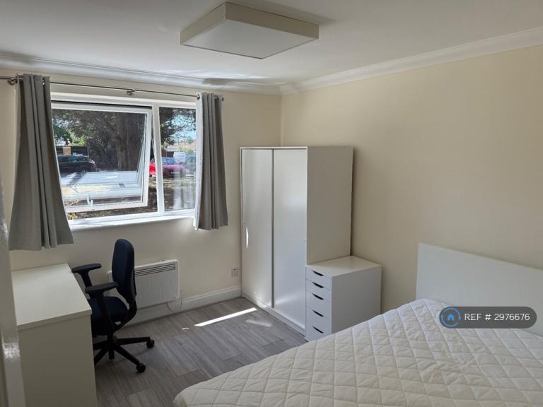 Room Staines Road West in Borough of Spelthorne
