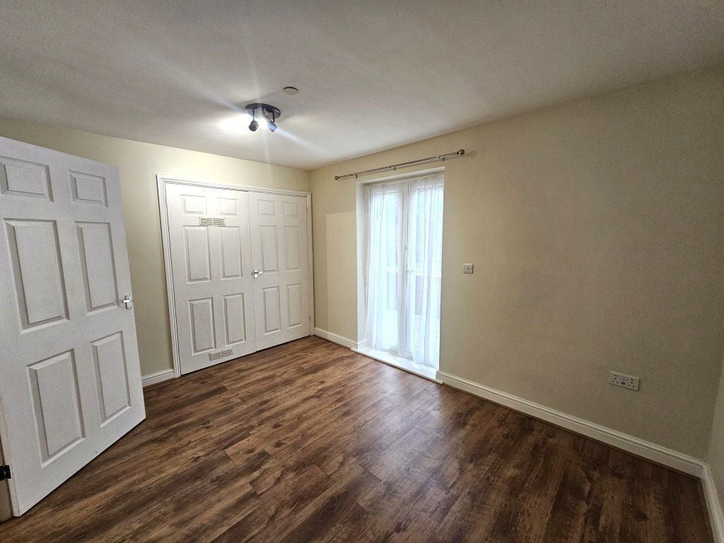 Flat Kirton Close in Folkestone and Hythe District