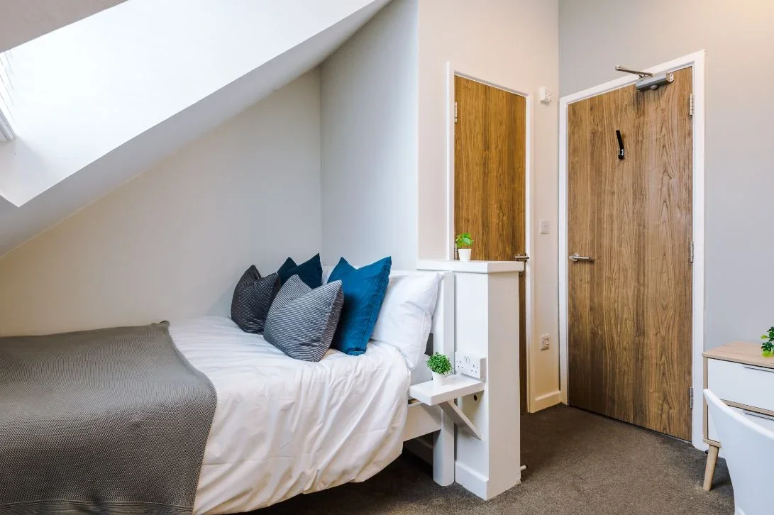 Flat Jesmond Road in Newcastle upon Tyne