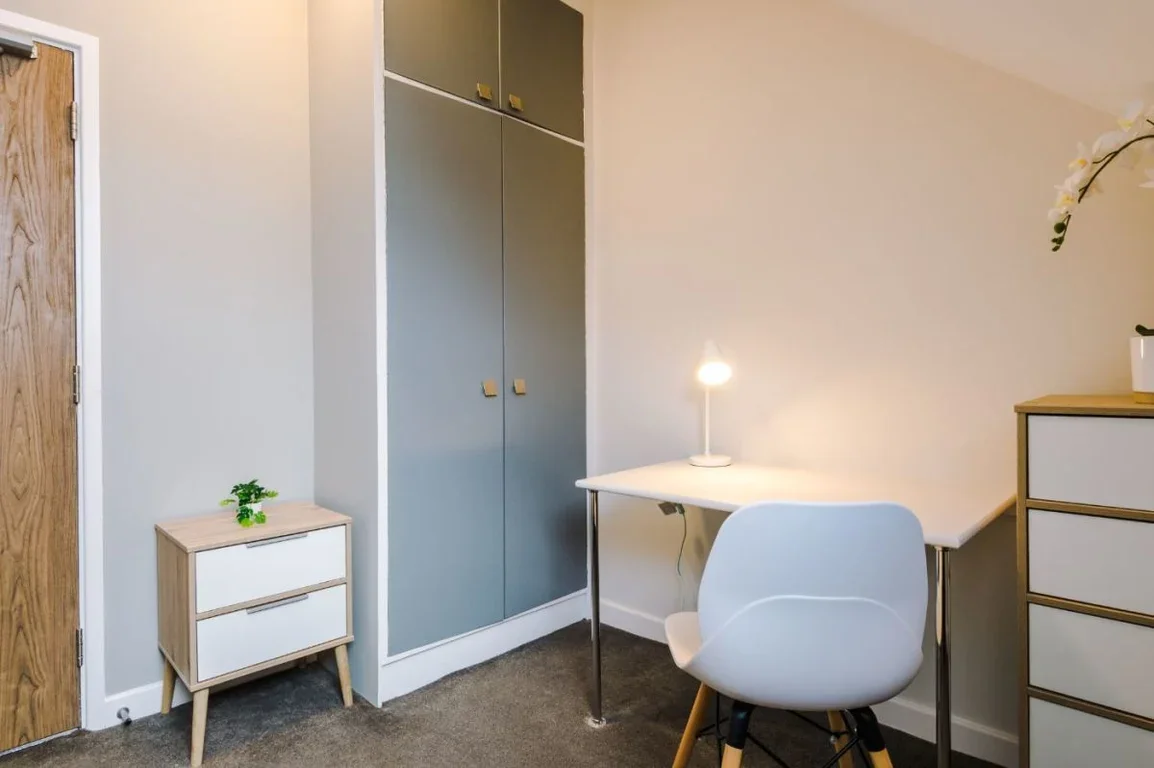 Flat Jesmond Road in Newcastle upon Tyne