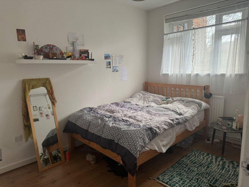 Room Sewardstone Road in Greater London