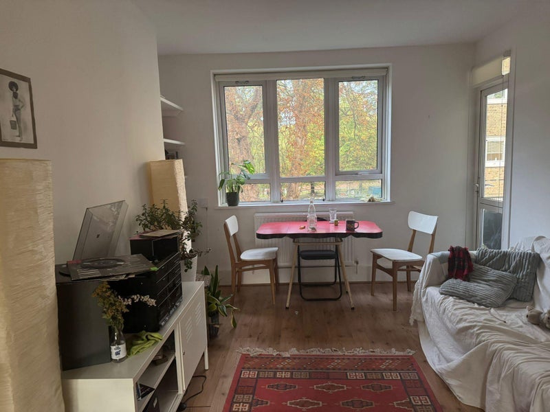 Room Sewardstone Road in Greater London