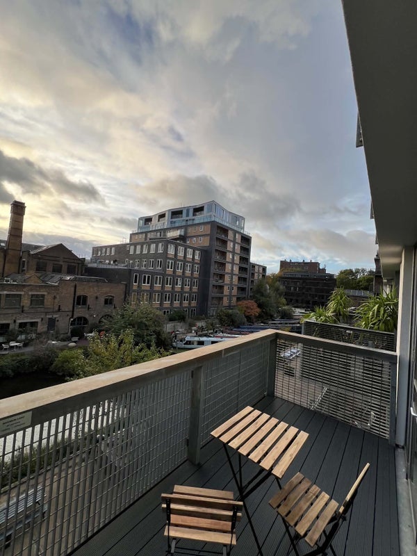 Flat Wenlock Road in Greater London