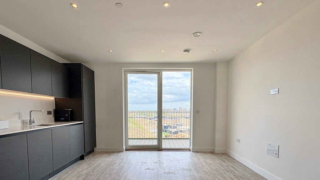 Flat Chequers Lane in Greater London