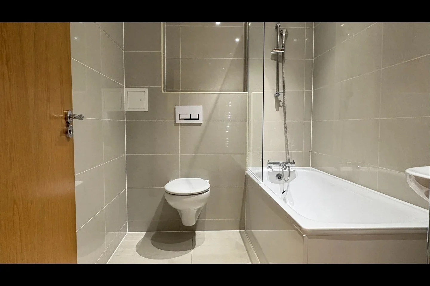 Flat Greenhill Way in Greater London
