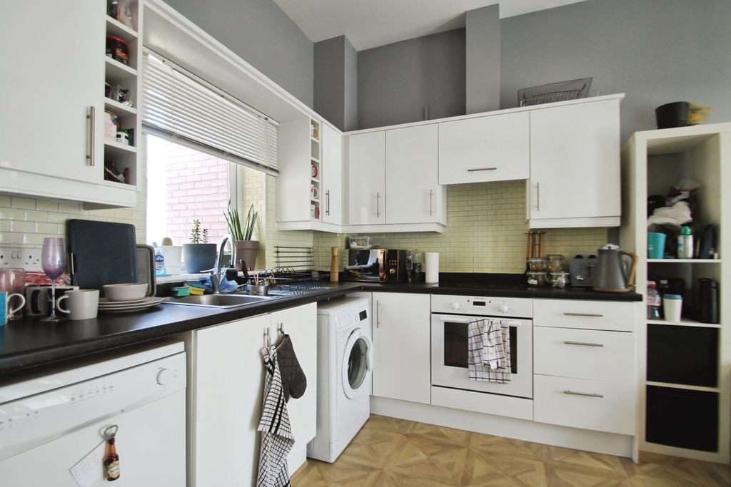 Flat Wellspring Crescent in Greater London