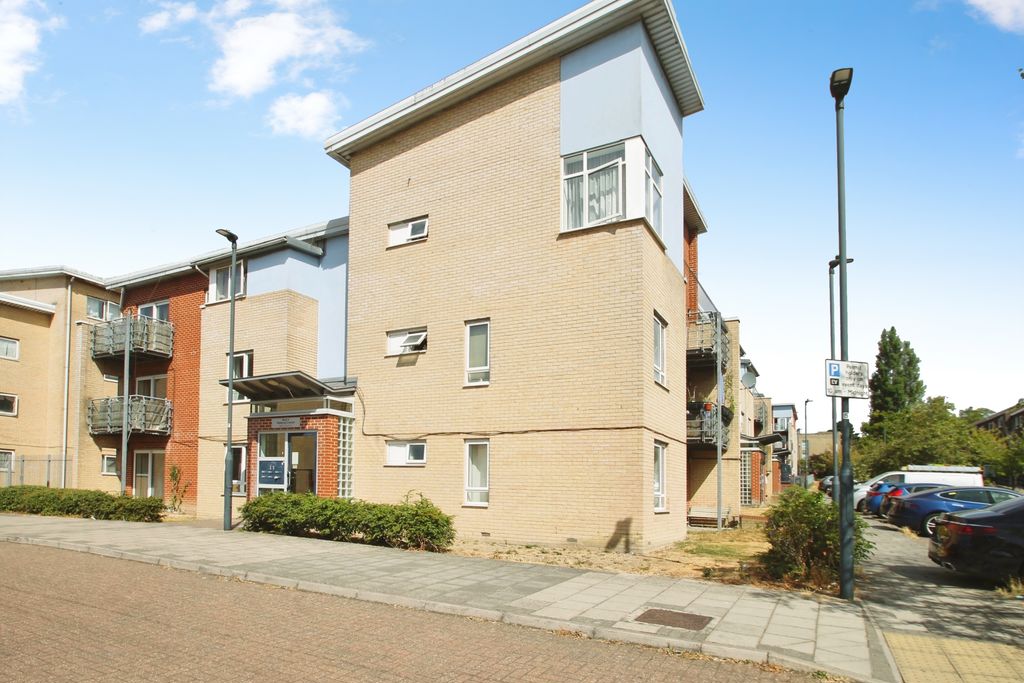 Flat Wellspring Crescent in Greater London