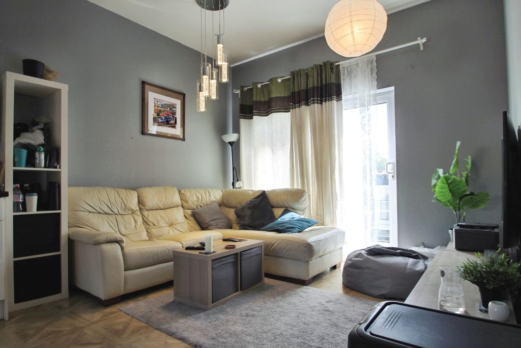 Flat Wellspring Crescent in Greater London