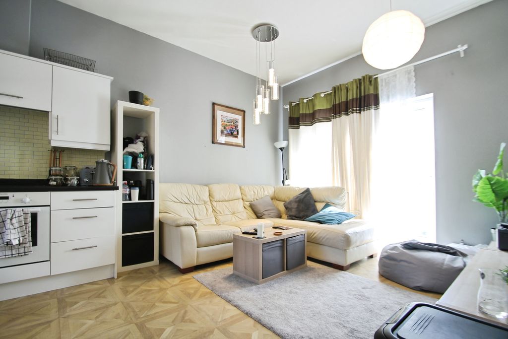 Flat Wellspring Crescent in Greater London