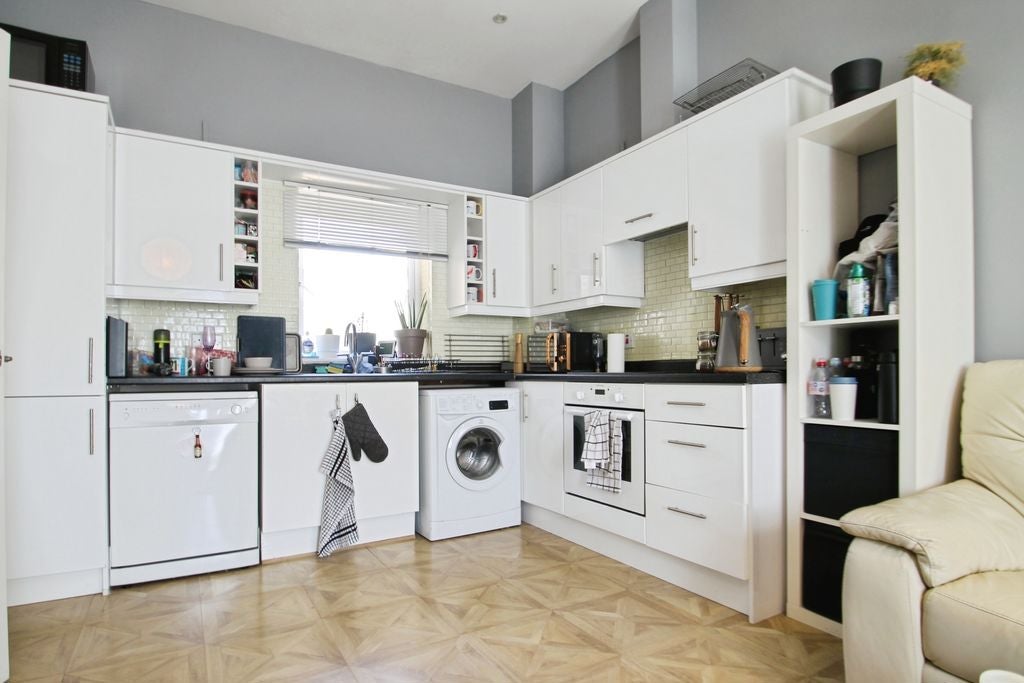 Flat Wellspring Crescent in Greater London